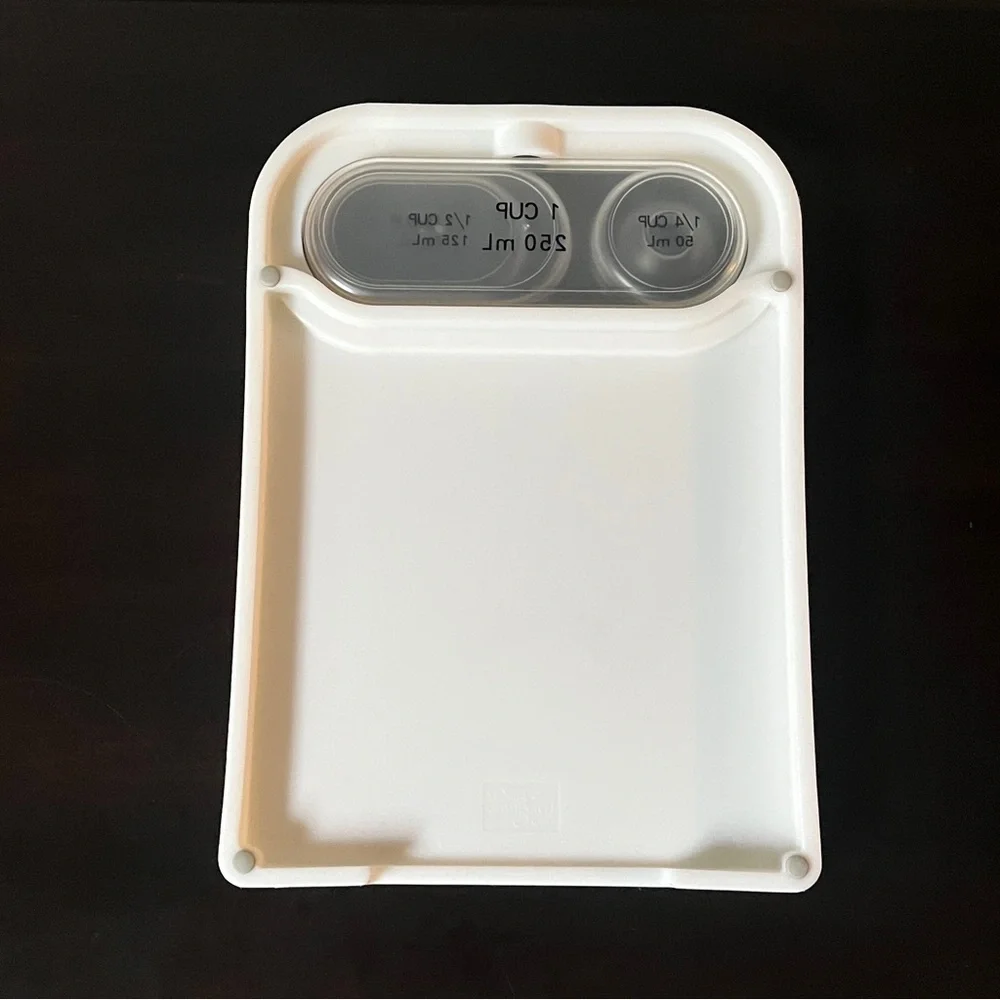 The Pampered Chef Cut & Measure White Cutting Board Snap In Clear Measuring Cups